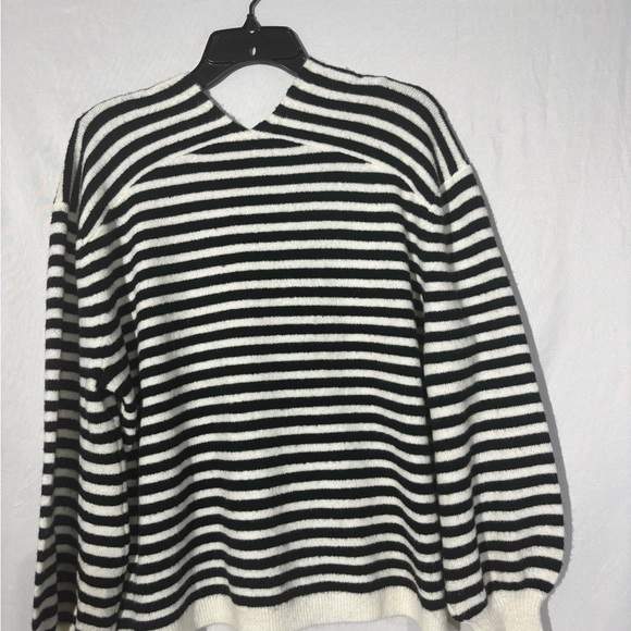 a love aV-Neck Sweater in Black and White - Picture 4 of 10